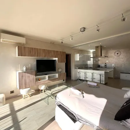 Elegant With Sea View And مينتون