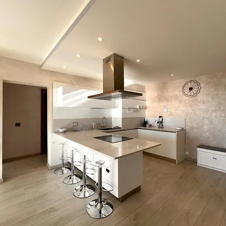 شقة Elegant With Sea View And مينتون